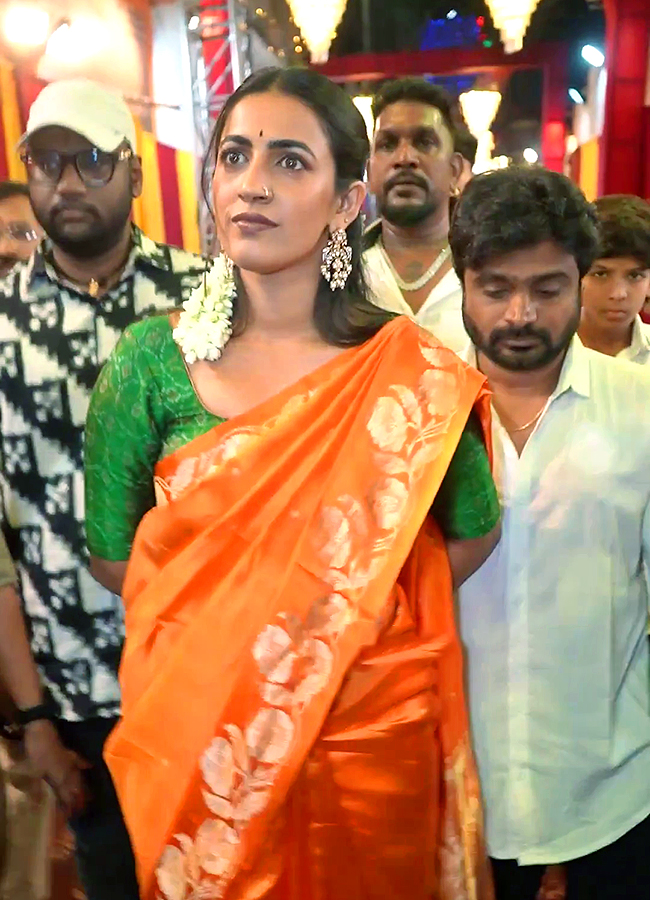 Niharika Konidela Visited Sri Mahankaleshwara Temple in Mir Alam Mandi Hyderabad12