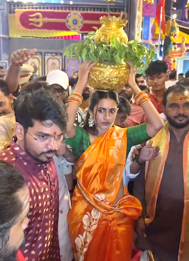 Niharika Konidela Visited Sri Mahankaleshwara Temple in Mir Alam Mandi Hyderabad14
