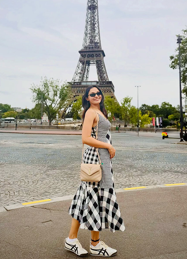 Tamil Beauty Andrea Paris Trip Stunning Photos5