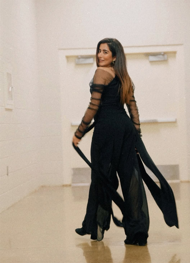 Canadian singer Jonita Gandhi Viral Photos10