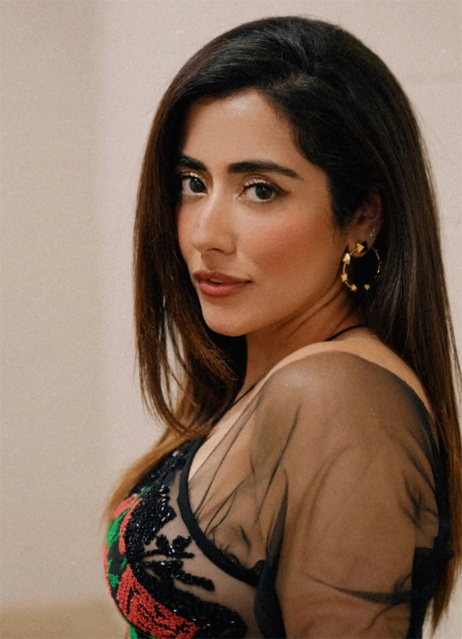 Canadian singer Jonita Gandhi Viral Photos11