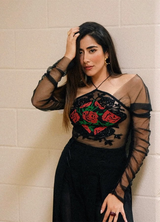 Canadian singer Jonita Gandhi Viral Photos4