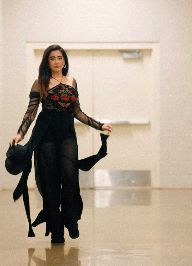 Canadian singer Jonita Gandhi Viral Photos5