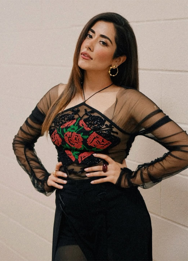 Canadian singer Jonita Gandhi Viral Photos6