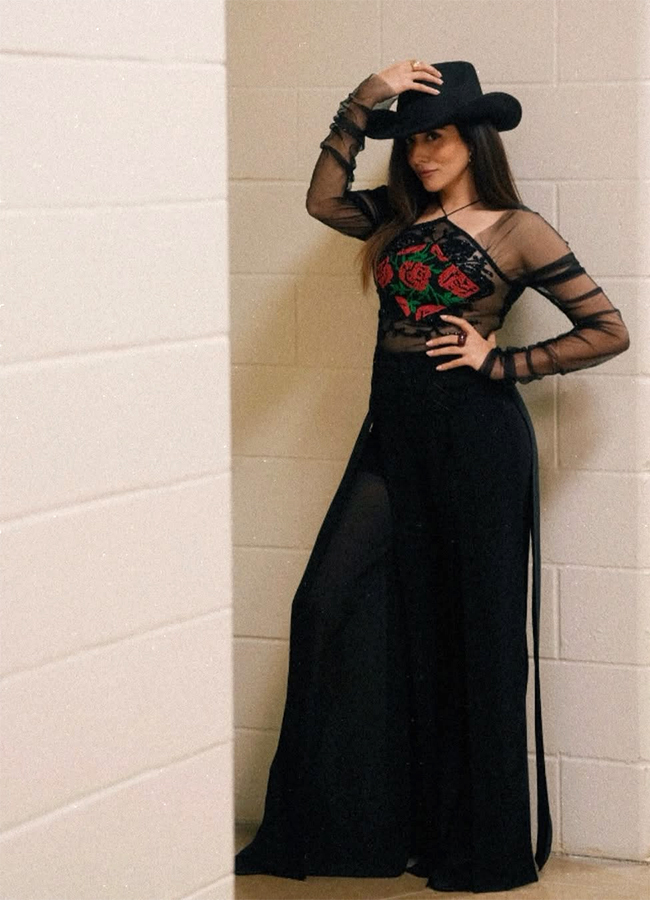 Canadian singer Jonita Gandhi Viral Photos7