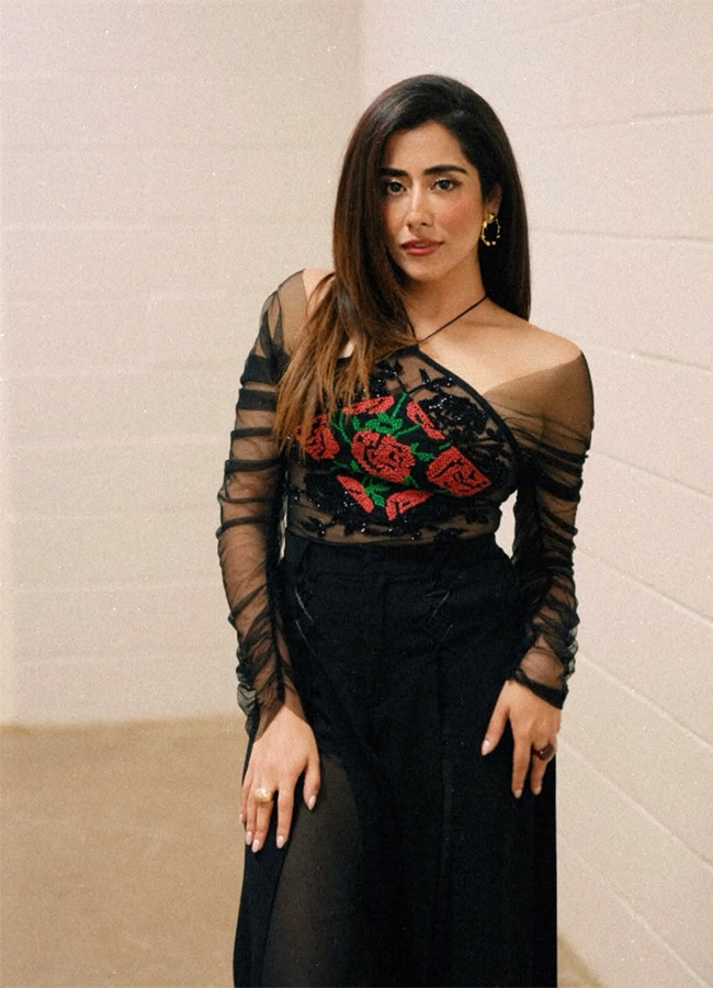 Canadian singer Jonita Gandhi Viral Photos8