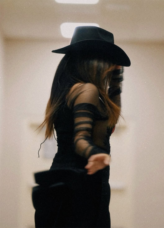 Canadian singer Jonita Gandhi Viral Photos9