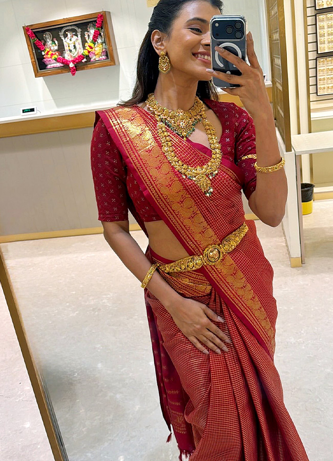 Hebah Patel Stunning Transformation Leaves Fans Awestruck Photos3