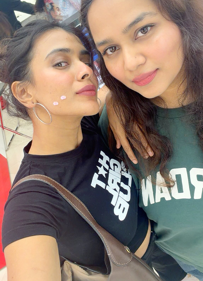 Hebah Patel Stunning Transformation Leaves Fans Awestruck Photos9