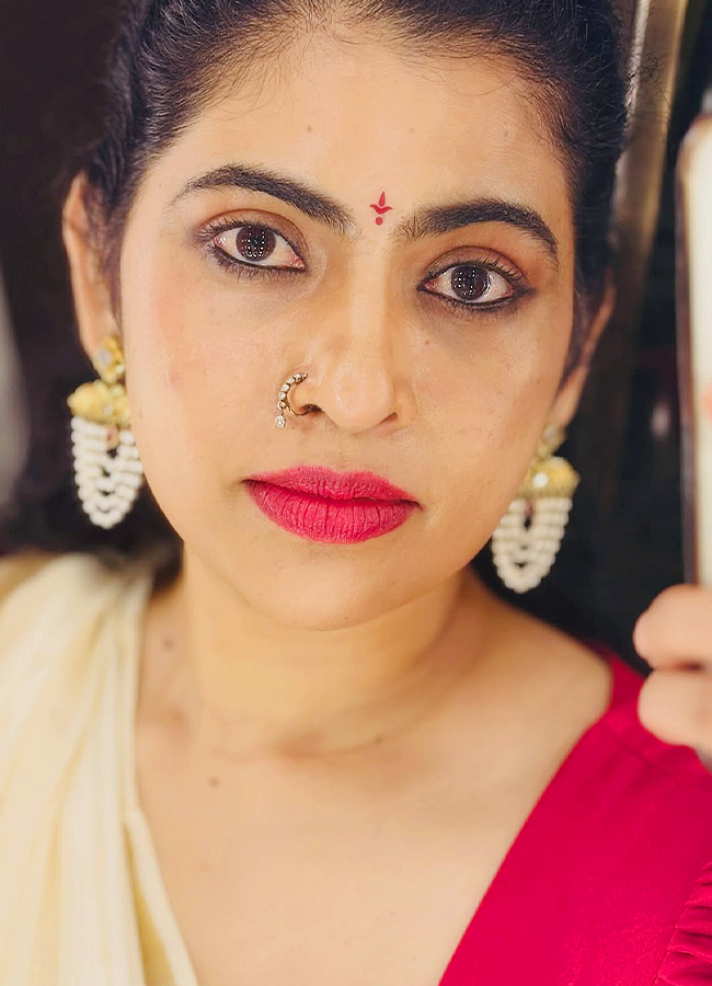 Bigg Boss Beauty RJ Kajal Stuns in a Gorgeous Traditional Saree Photos2