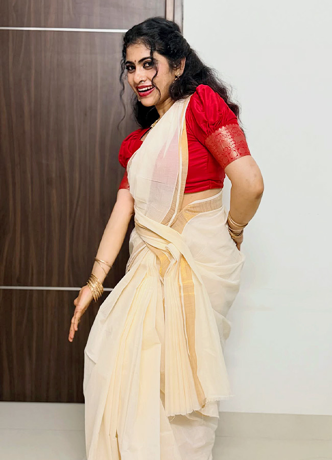 Bigg Boss Beauty RJ Kajal Stuns in a Gorgeous Traditional Saree Photos3