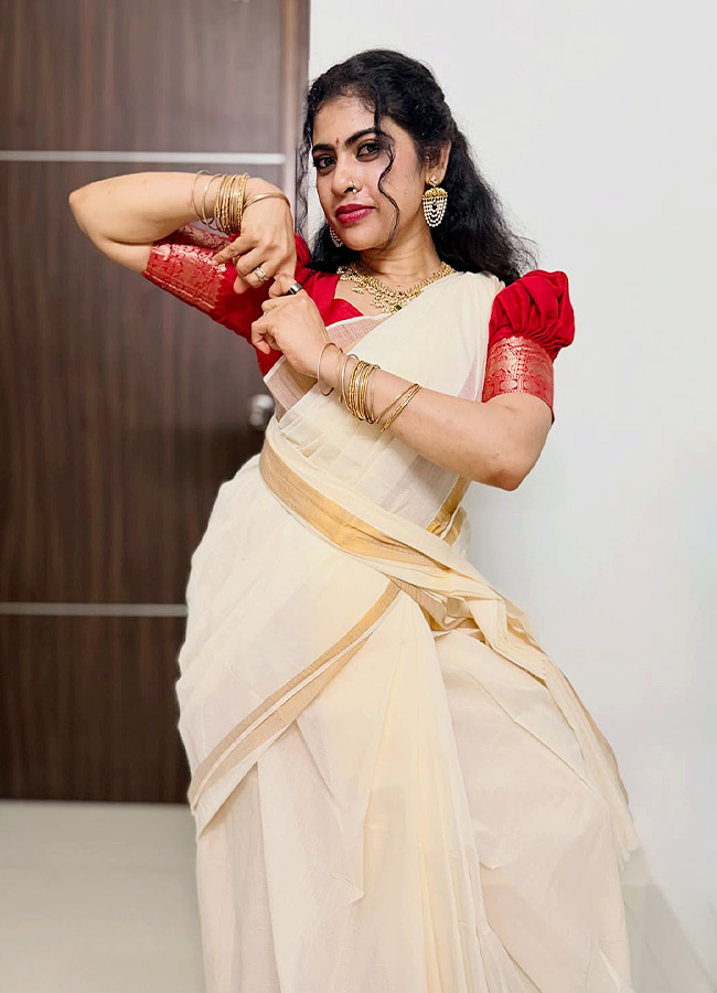 Bigg Boss Beauty RJ Kajal Stuns in a Gorgeous Traditional Saree Photos4