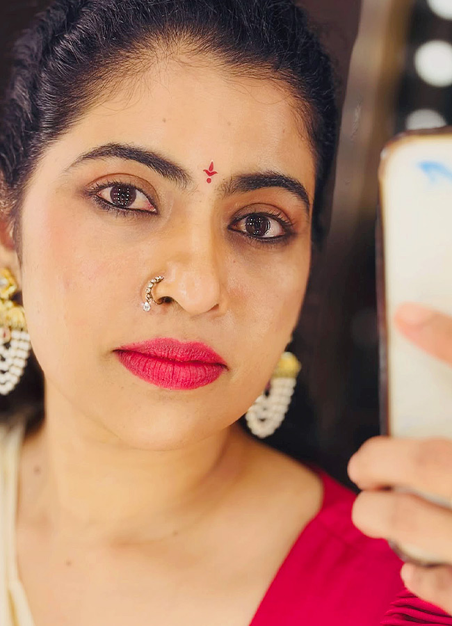 Bigg Boss Beauty RJ Kajal Stuns in a Gorgeous Traditional Saree Photos5