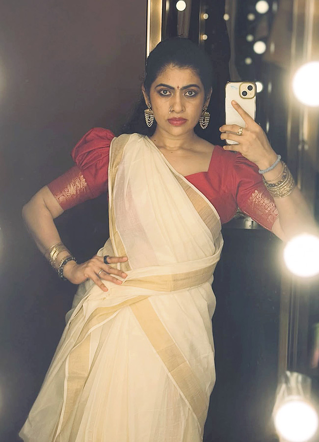 Bigg Boss Beauty RJ Kajal Stuns in a Gorgeous Traditional Saree Photos7