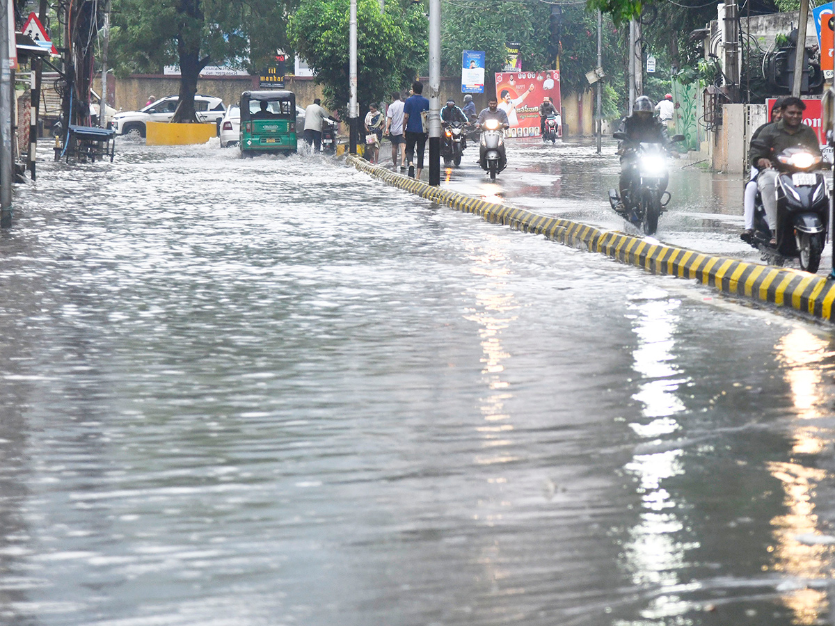 Today Heavy Rain in Vijayawada Photos10