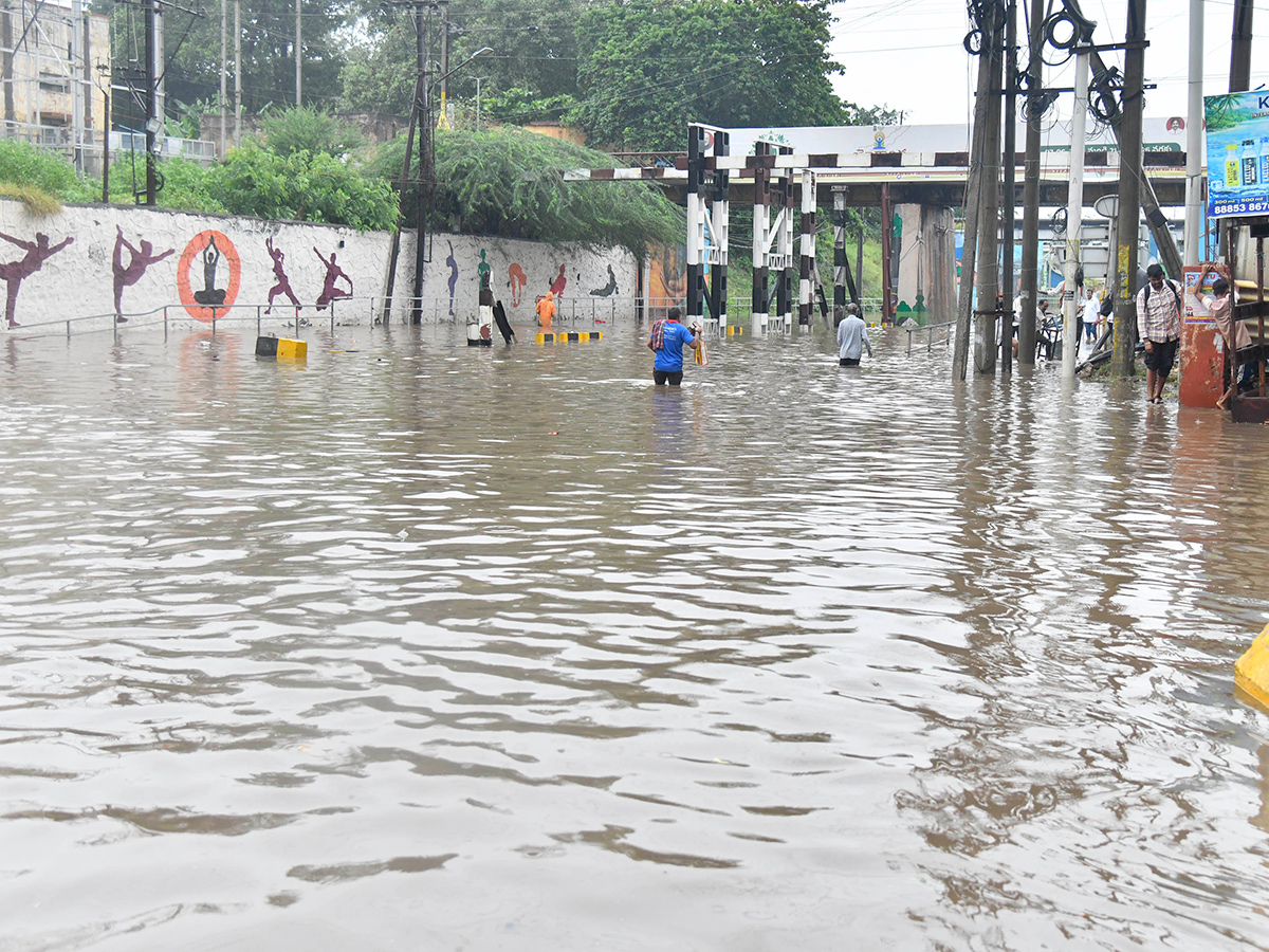 Today Heavy Rain in Vijayawada Photos11
