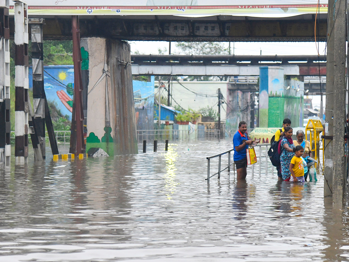 Today Heavy Rain in Vijayawada Photos13