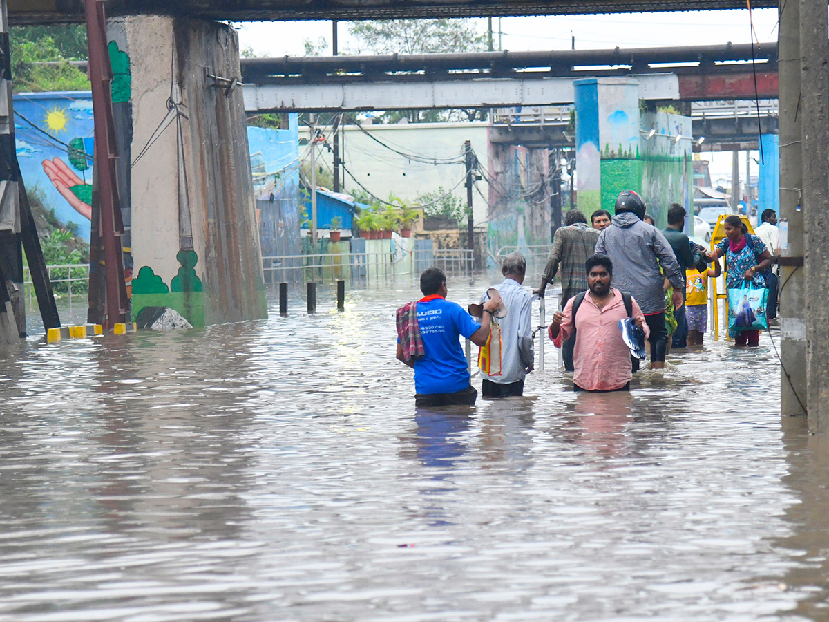 Today Heavy Rain in Vijayawada Photos17