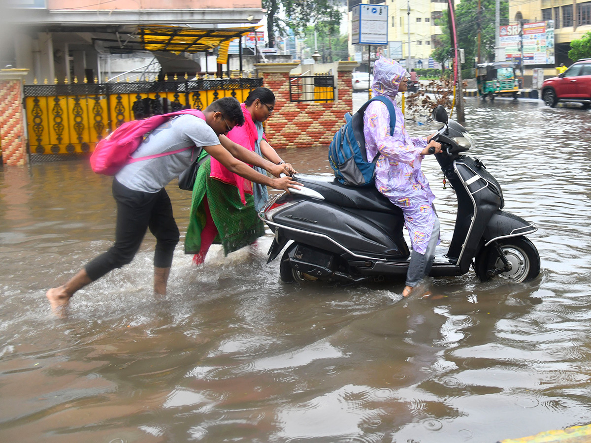 Today Heavy Rain in Vijayawada Photos28