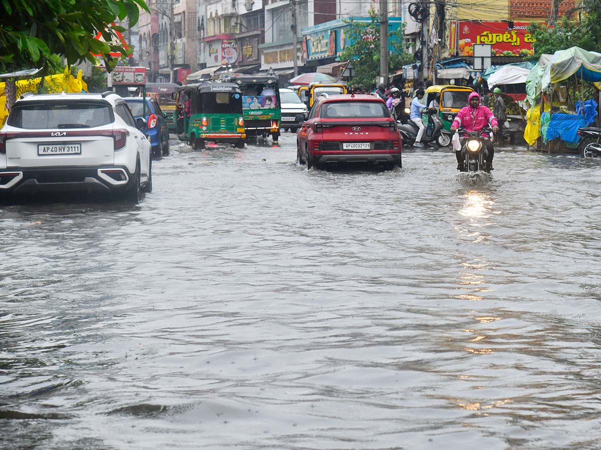 Today Heavy Rain in Vijayawada Photos5