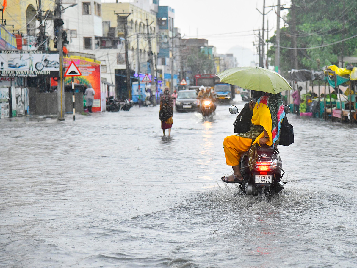 Today Heavy Rain in Vijayawada Photos7