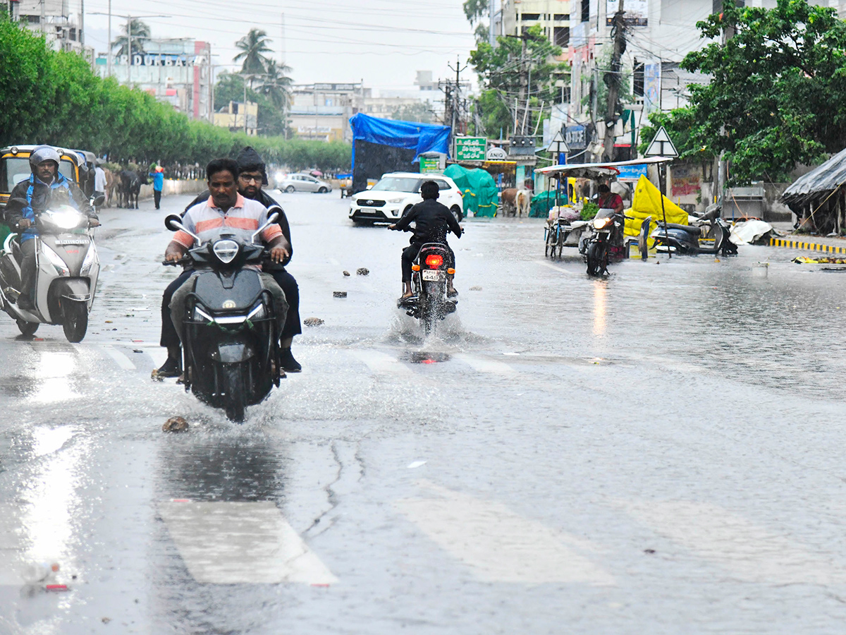Today Heavy Rain in Vijayawada Photos8