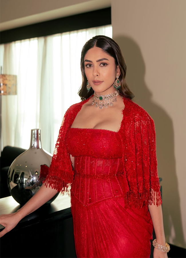 Actress Mrunal Thakur Latest Photos Viral12