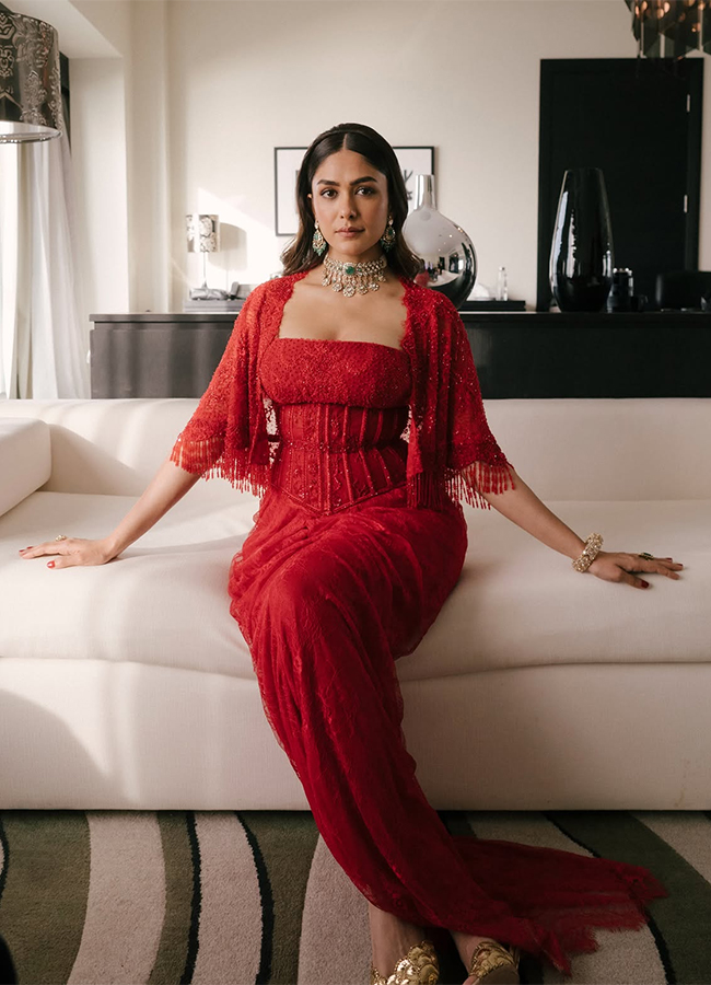 Actress Mrunal Thakur Latest Photos Viral3