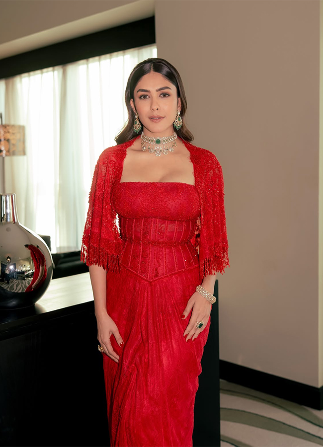 Actress Mrunal Thakur Latest Photos Viral4