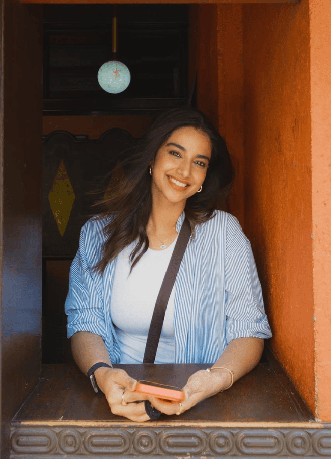 Meenakshi Chaudhary Roams Around Mumbai And Shares Bandra Moments, Photos Goes Viral2