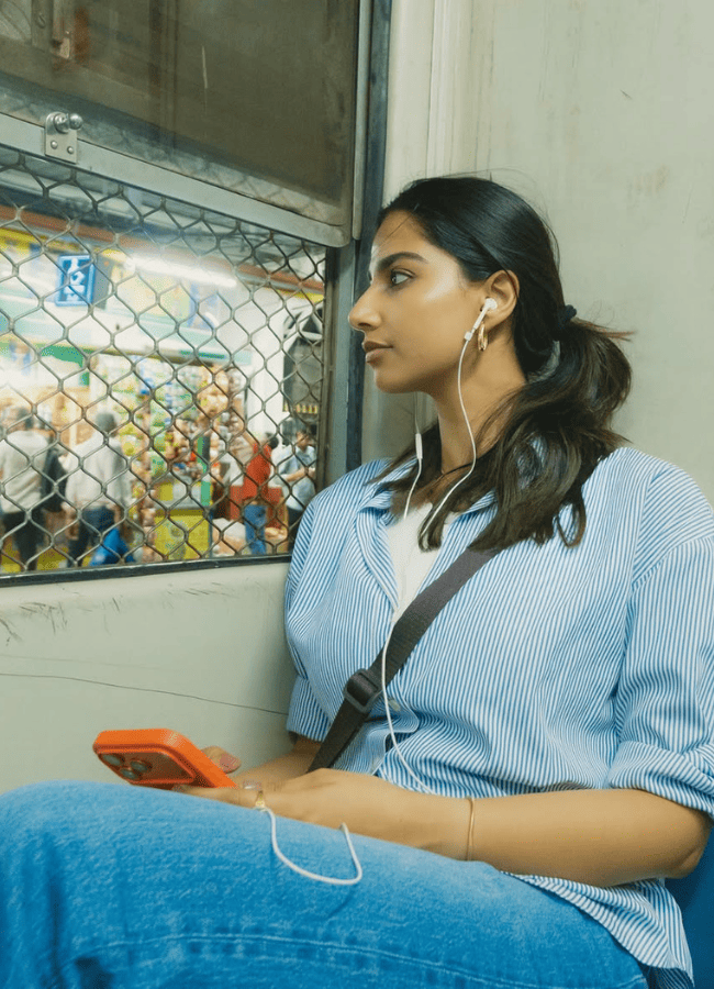 Meenakshi Chaudhary Roams Around Mumbai And Shares Bandra Moments, Photos Goes Viral4