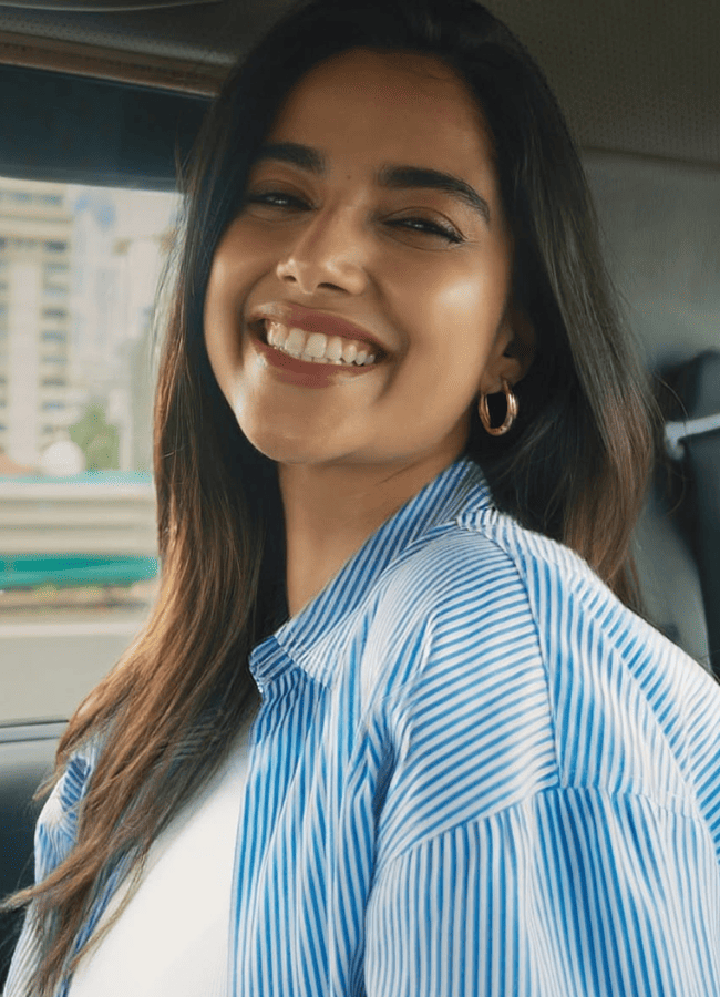Meenakshi Chaudhary Roams Around Mumbai And Shares Bandra Moments, Photos Goes Viral9