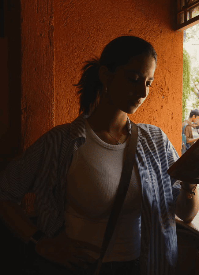 Meenakshi Chaudhary Roams Around Mumbai And Shares Bandra Moments, Photos Goes Viral8