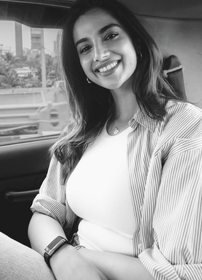 Meenakshi Chaudhary Roams Around Mumbai And Shares Bandra Moments, Photos Goes Viral5