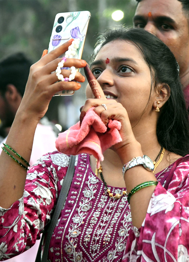 Huge Devotees At Khairatabad ganesh2