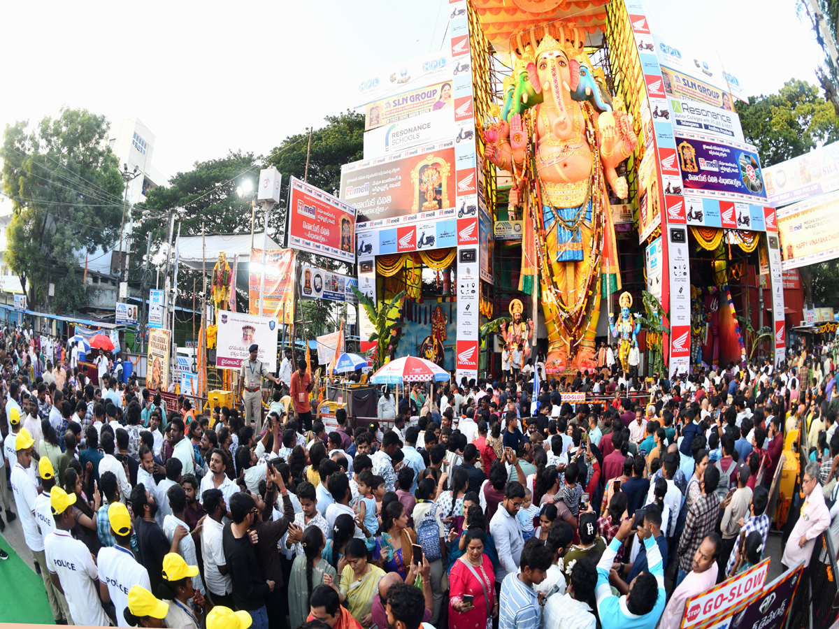 Huge Devotees At Khairatabad ganesh10
