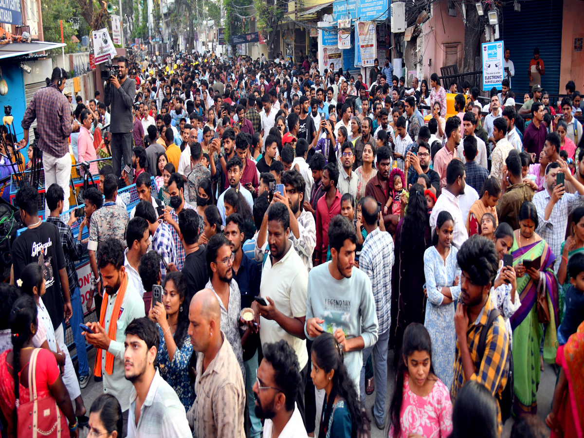 Huge Devotees At Khairatabad ganesh11