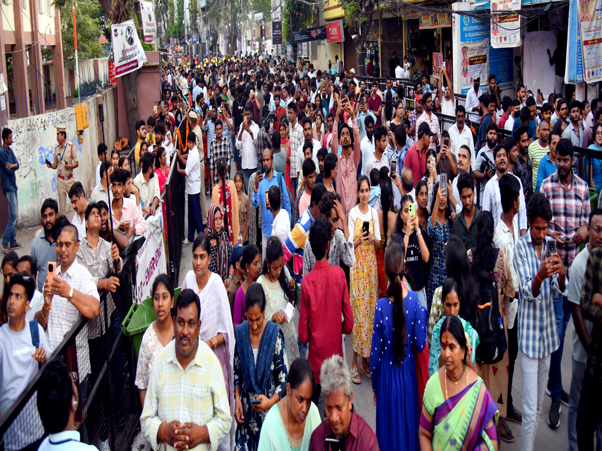 Huge Devotees At Khairatabad ganesh12