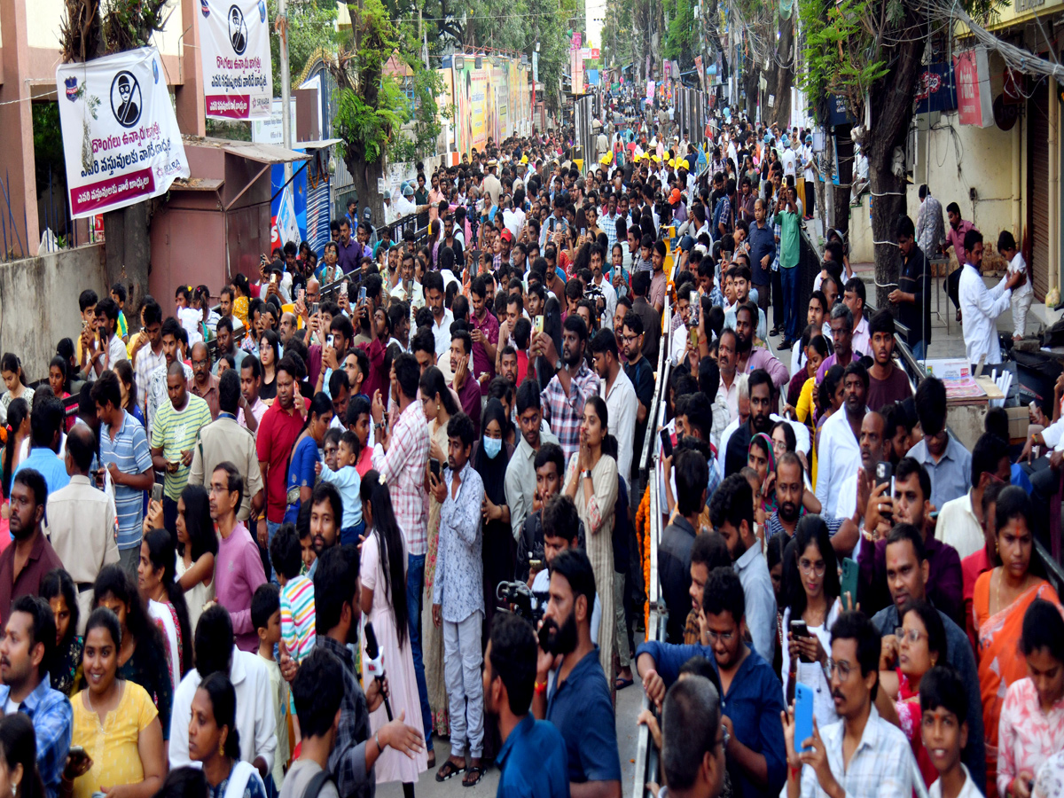 Huge Devotees At Khairatabad ganesh13