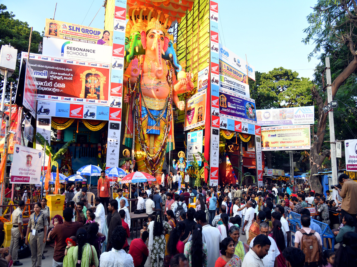 Huge Devotees At Khairatabad ganesh14