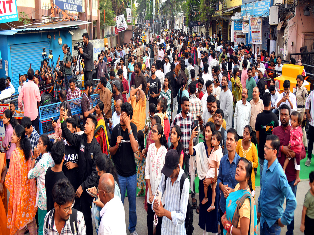 Huge Devotees At Khairatabad ganesh15
