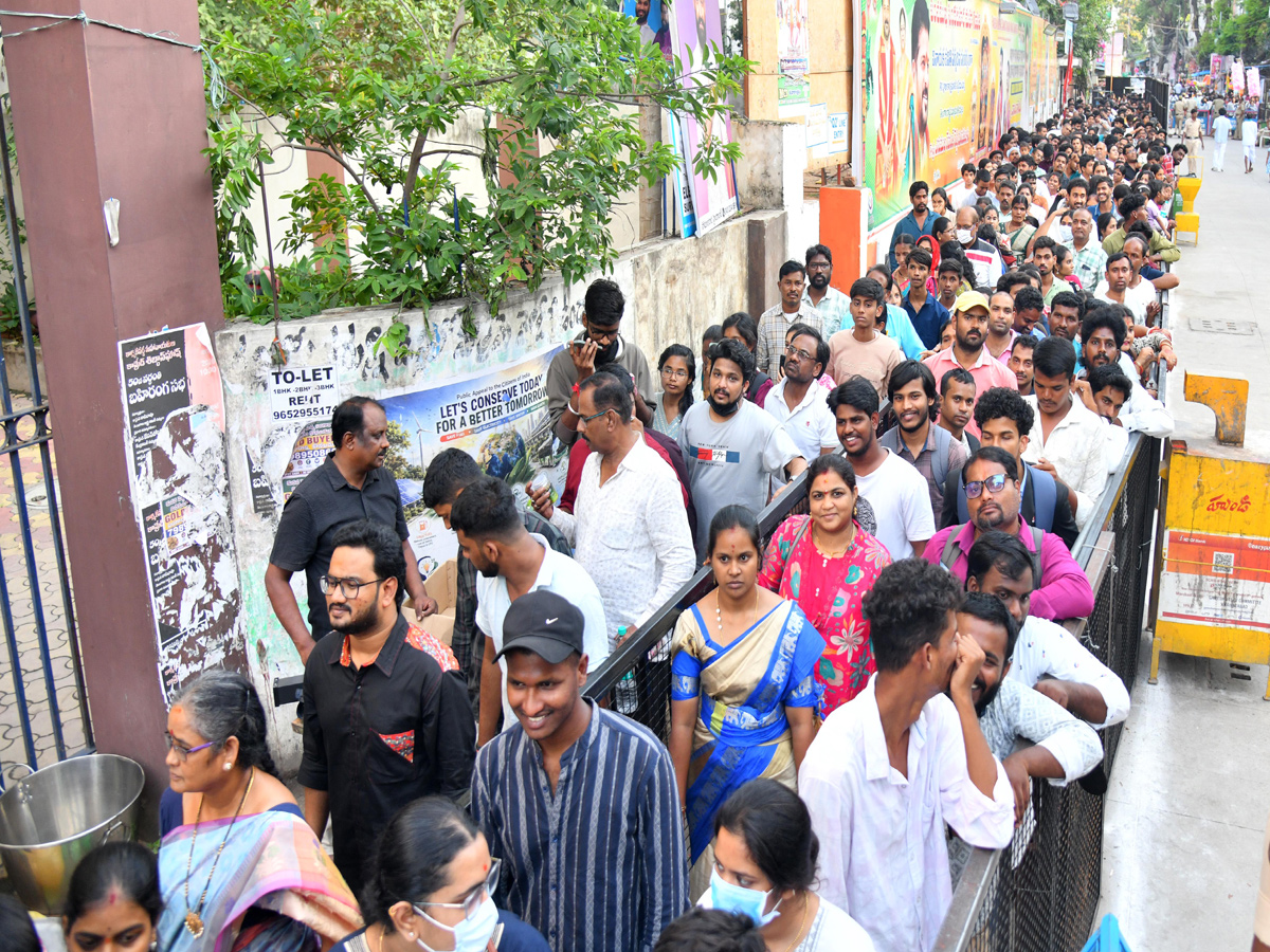 Huge Devotees At Khairatabad ganesh17