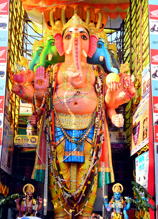 Huge Devotees At Khairatabad ganesh8