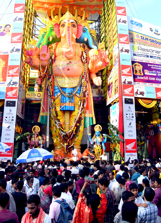 Huge Devotees At Khairatabad ganesh9