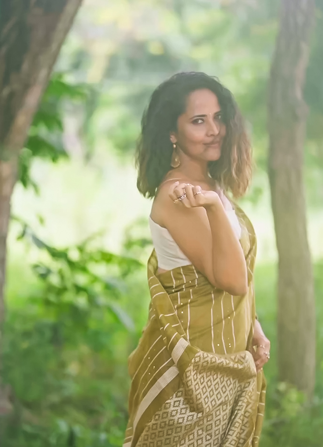 Anasuya Bharadwaj New Look Photos 10