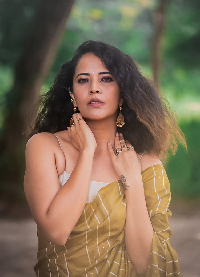 Anasuya Bharadwaj New Look Photos 11