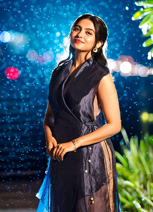 Mamitha Baiju Glamorous Look in a Black Dress Photos4