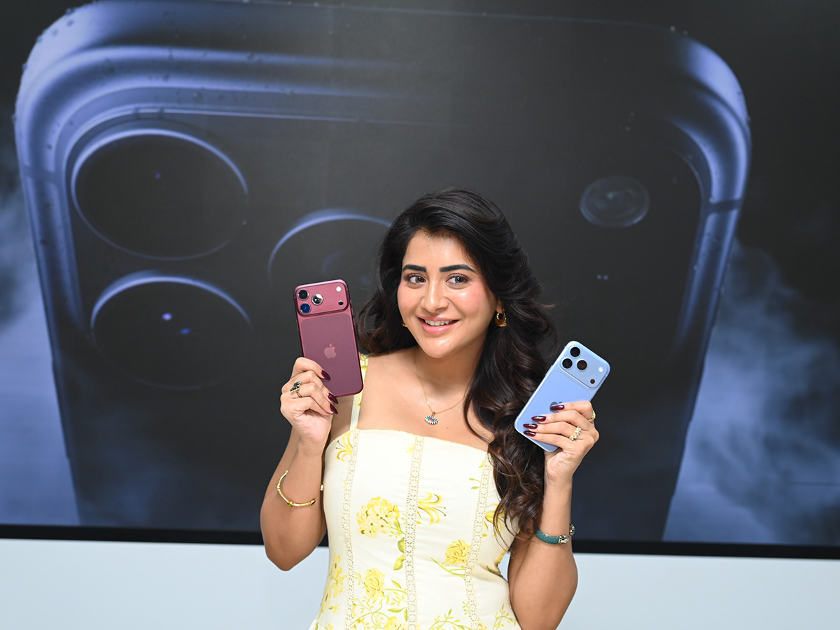 Film Actress Rashi Singh Created a buzz in Panjagutta HD Photos1