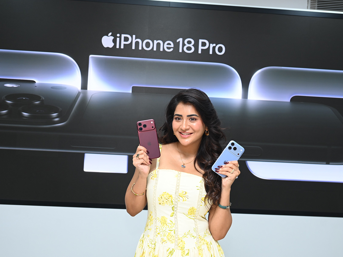 Film Actress Rashi Singh Created a buzz in Panjagutta HD Photos10