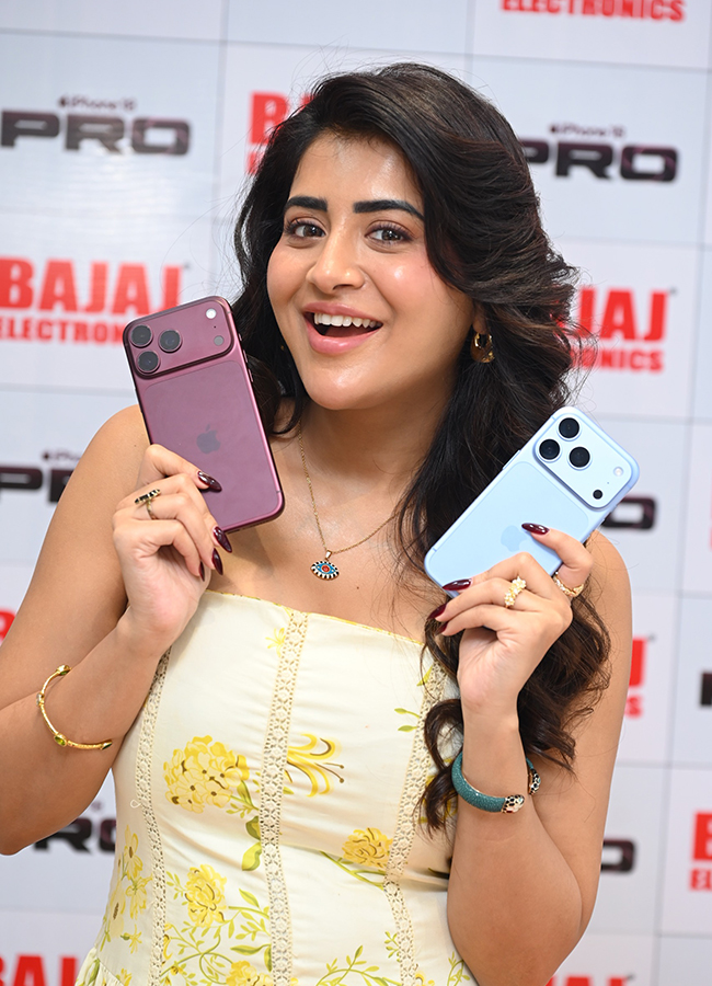 Film Actress Rashi Singh Created a buzz in Panjagutta HD Photos3